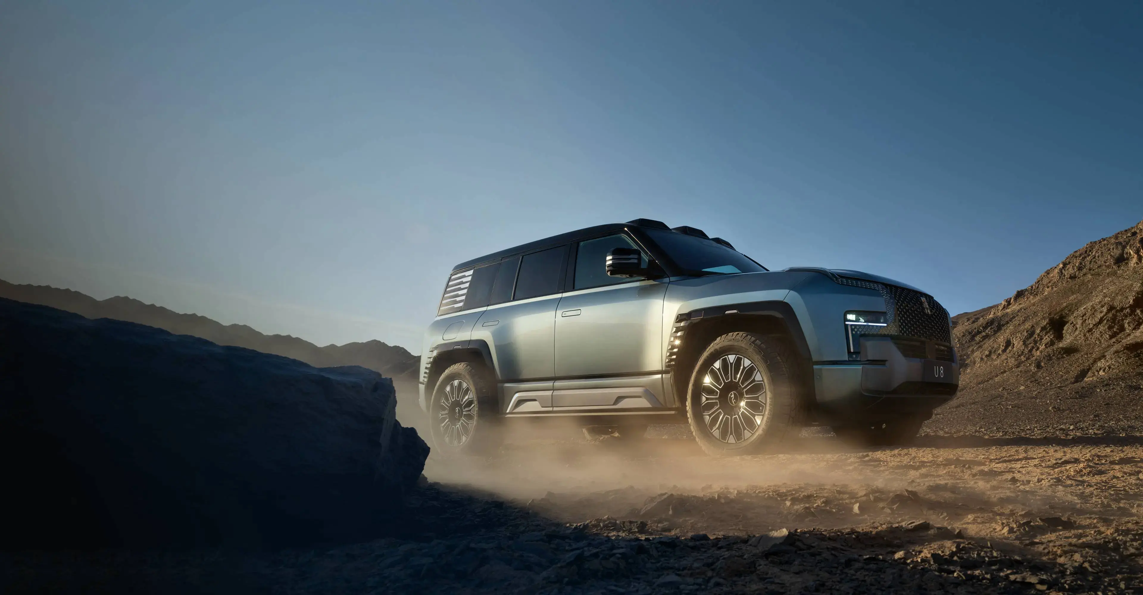 新一代陆地巡洋舰配24t涡轮增压混动引擎剑指路虎卫士和仰望u8