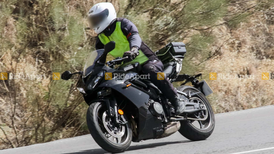 三缸小跑车在路上凯旋daytona660谍照曝光