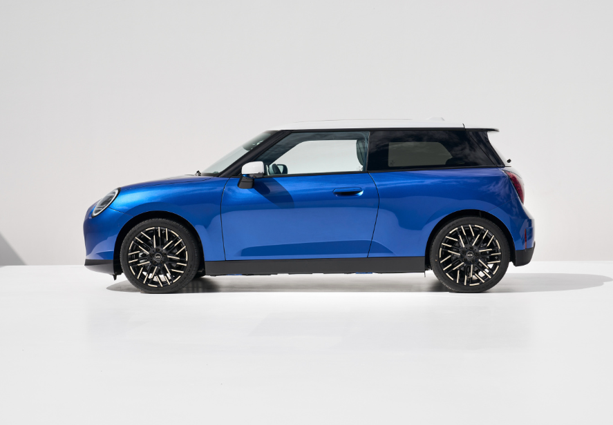 国产全新mini纯电车型的车身侧面也依然延续了经典的mini造型,依旧