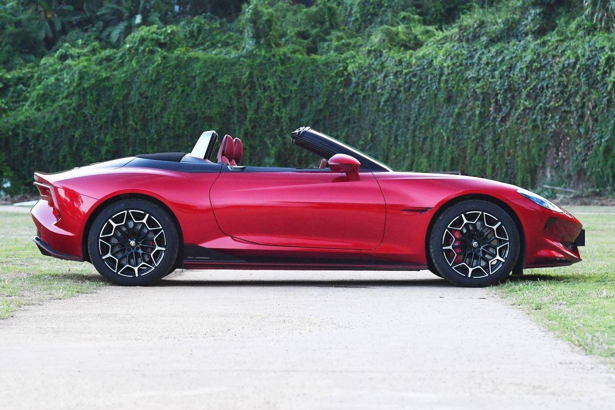 价格还可以更便宜名爵mgcyberster跑车3198万起外观是亮点