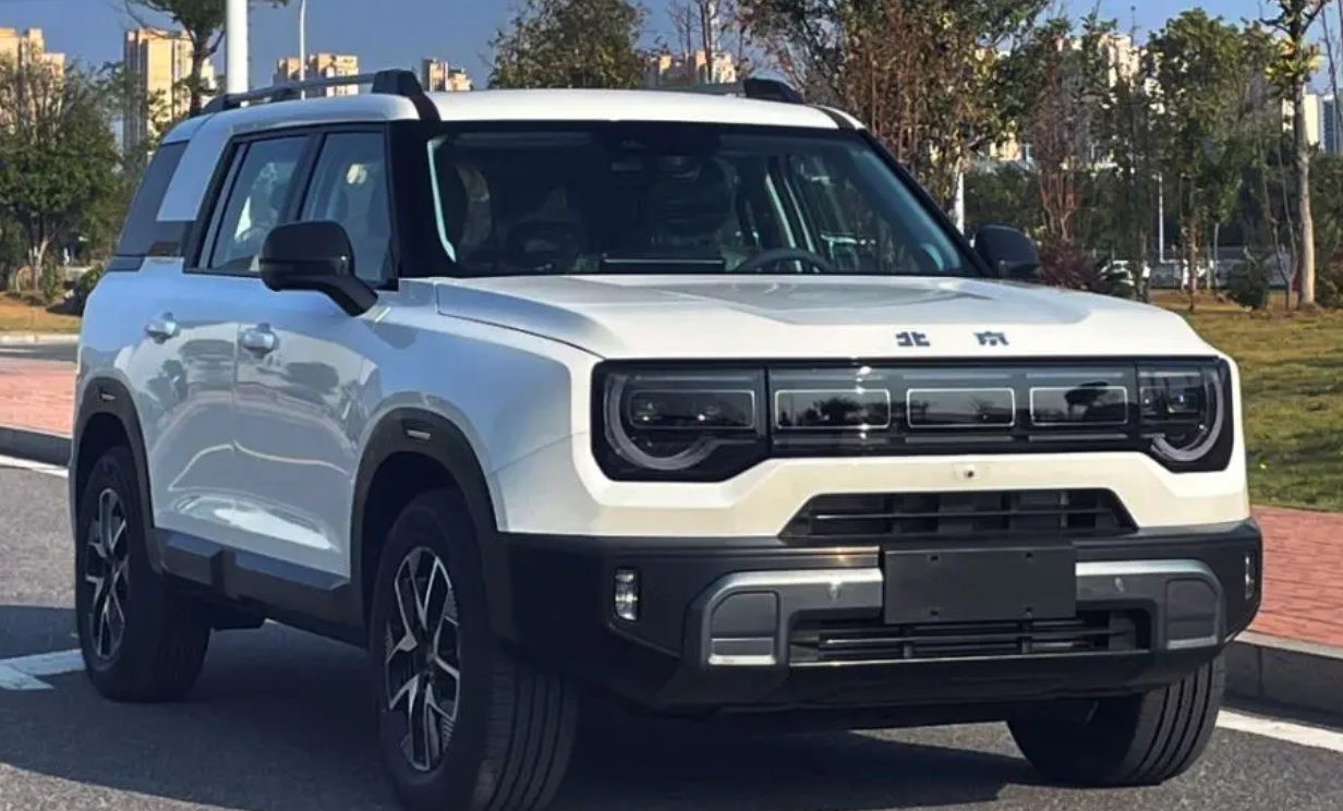 尺寸较小,虽然外观有一定的个性,但是称不上特别好看,也是北京汽车旗