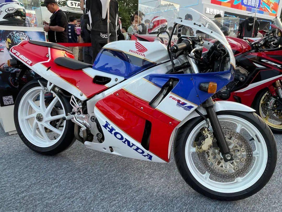甚至可以看到本田经典永存的两轮摩托车vfr400r,此外还有被称为最强"