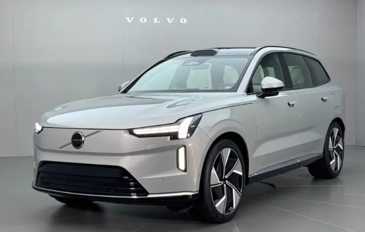 从目前外媒曝光的燃油版xc90的谍照图可以看到,全新的xc90貌似和现款