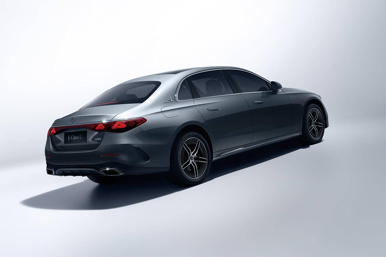 奔驰全新长轴距e级轿车上市 售价44.90-52.98万元