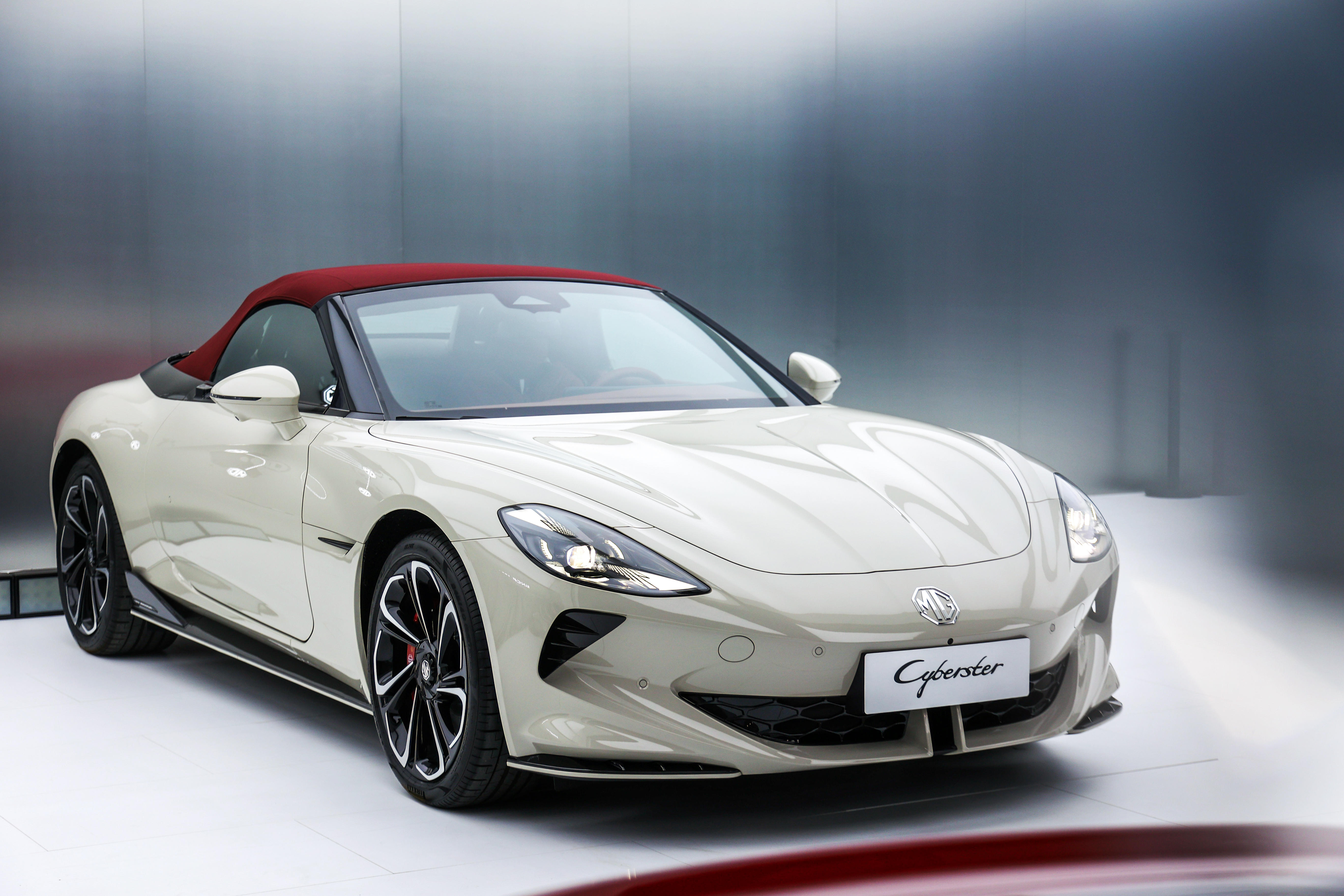 全球首款敞篷电跑mg cyberster传奇四驱红篷版除了全