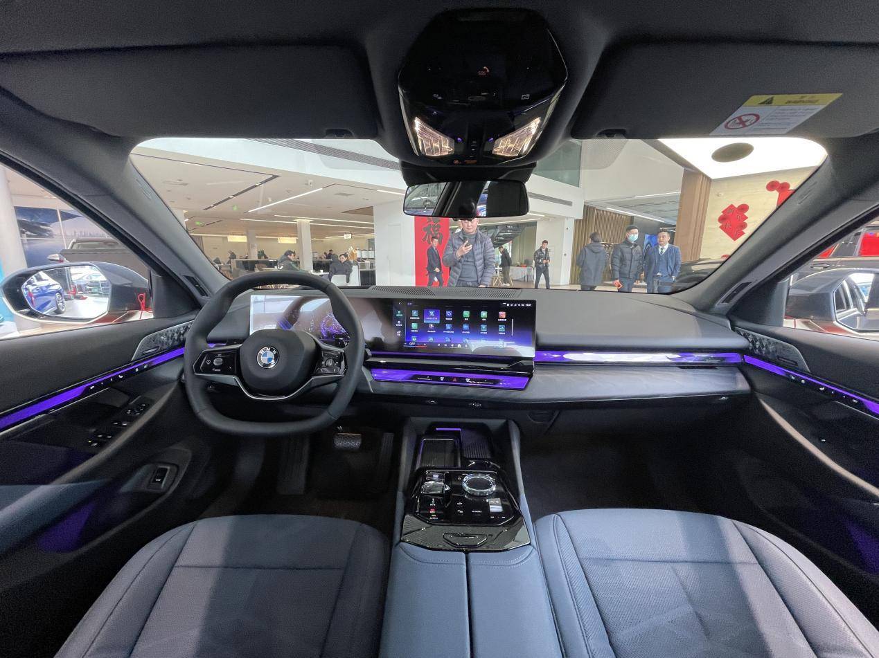 全面向7系看齐豪华感和运动感双双提升到店体验全新宝马5系