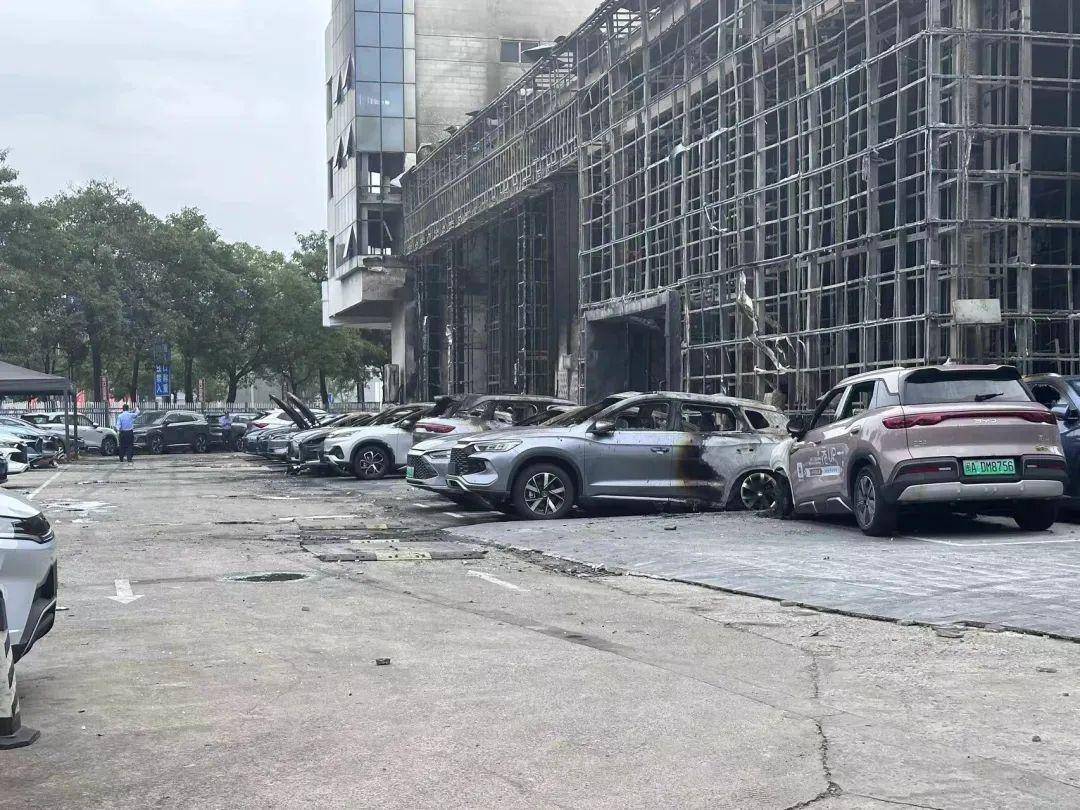 福建闽侯比亚迪4s店凌晨突发大火,疑因电路故障,损失惨重
