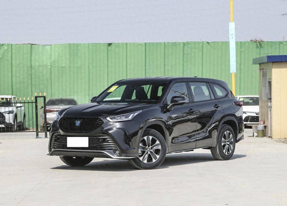 现款27.78万起售,新款丰田皇冠陆放将于下月上市,配置有所提升