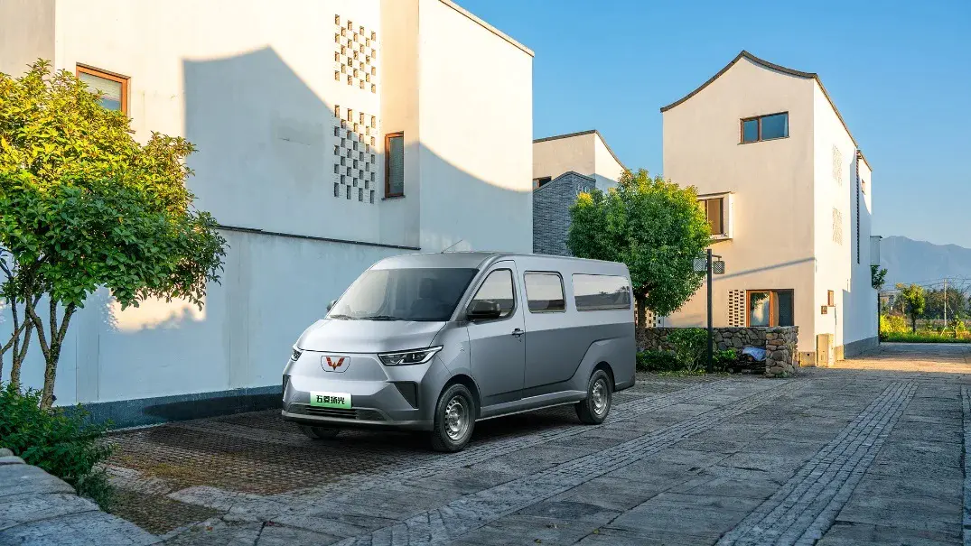 五菱扬光客车版正式上市,售价7.38万元起