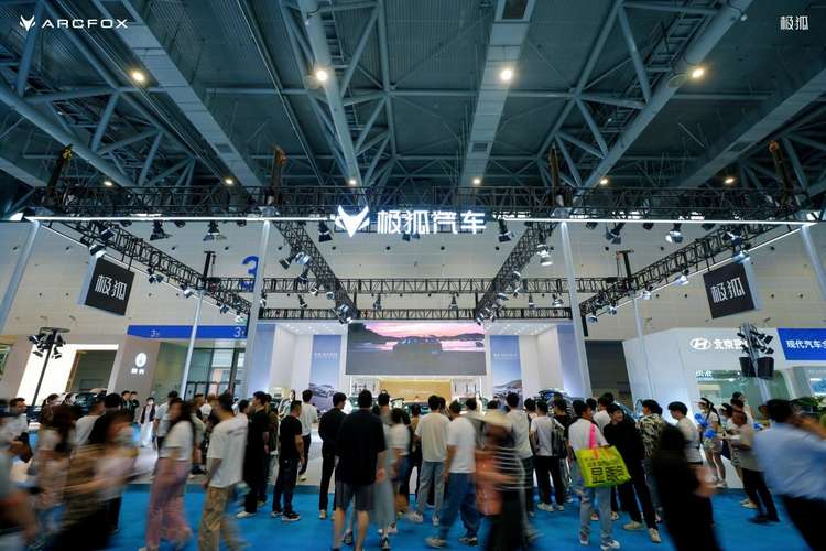 14万拿下3.7秒破百+5c超充 小米SU7这下遇到对手了