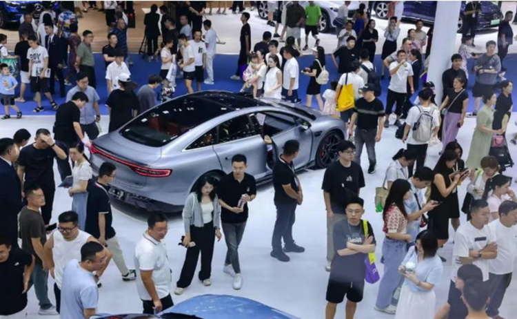 鸿蒙智行5月逆袭：问界M9狂卖1.5万辆，蔚来却还在“躺平”？
