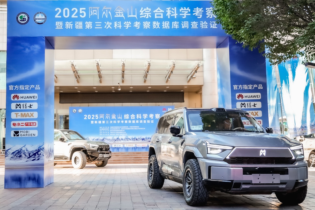 街道边的蓝色卡车

AI 生成的内容可能不正确。