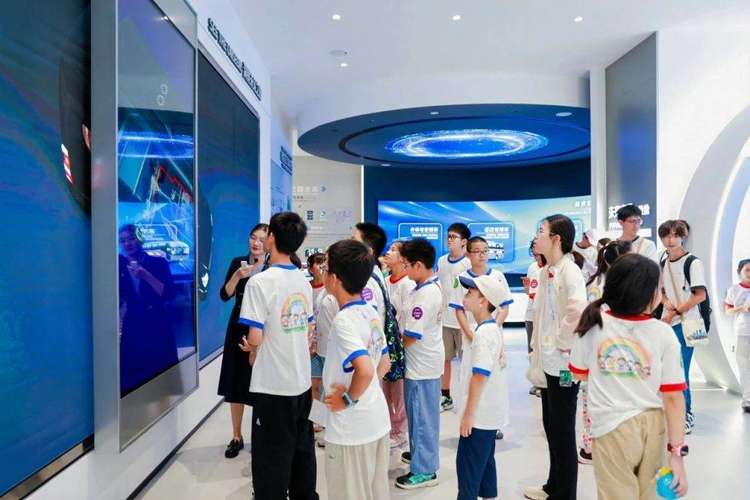 体验自动驾驶魅力！258名少年参加苏州金龙暑期研学游活动