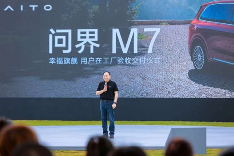 上市72小时即交付 全新问界M7首批用户在工厂验收提车