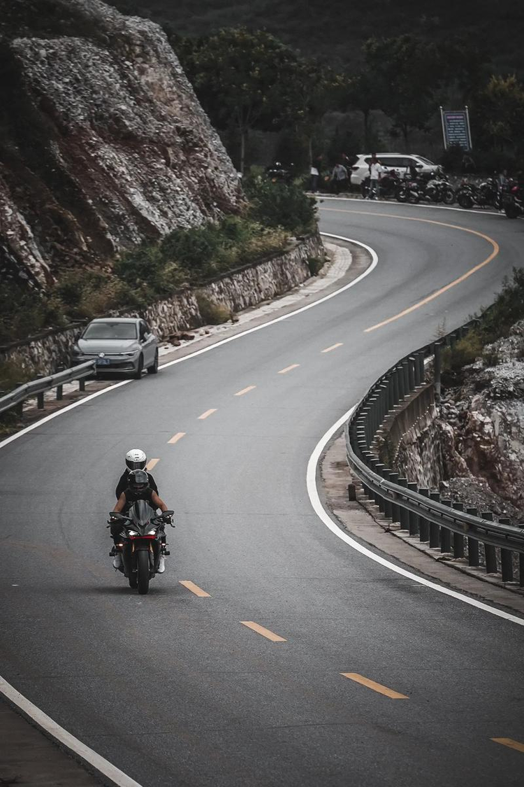 在摩托车“高山文化”的形成阶段里，是否要禁止或限制摩托车跑山