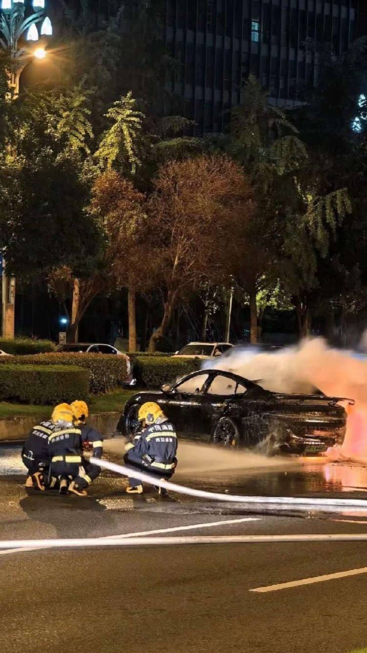 SU7碰撞后起火，多名路人救援打不开车门