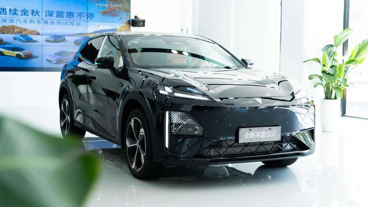 15万级纯电SUV对决:全新深蓝S07体验破局,零跑C11满配应战