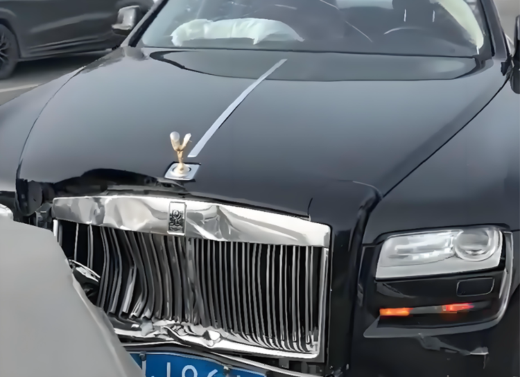 一辆低速电动车逆行撞上劳斯莱斯致严重车损，车主能顺利索赔吗？