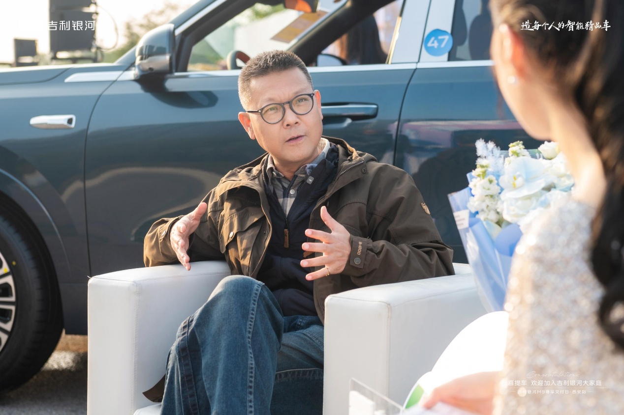 男人在汽车旁

AI 生成的内容可能不正确。