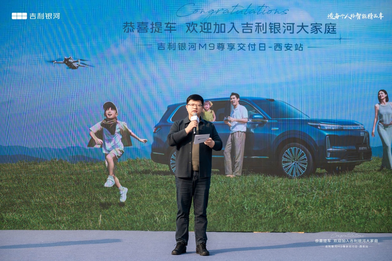 图片包含 草, 户外, 男人, 站

AI 生成的内容可能不正确。