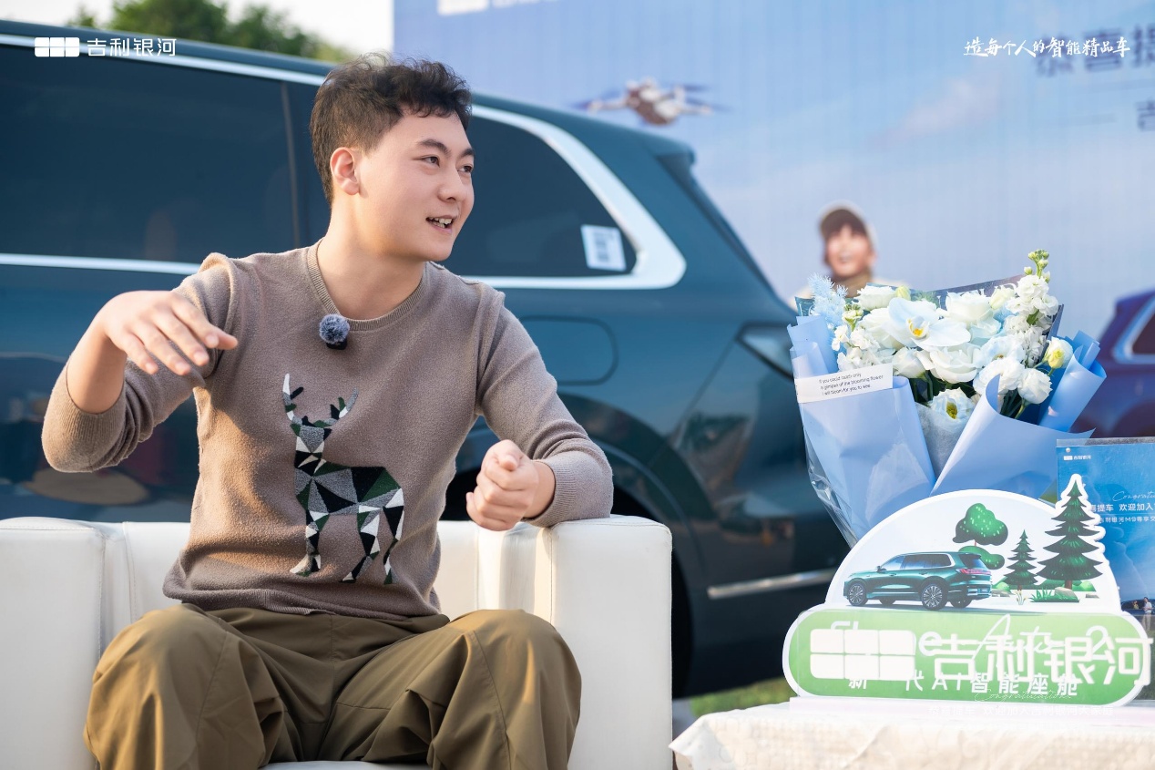 男人和女人在汽车旁

AI 生成的内容可能不正确。