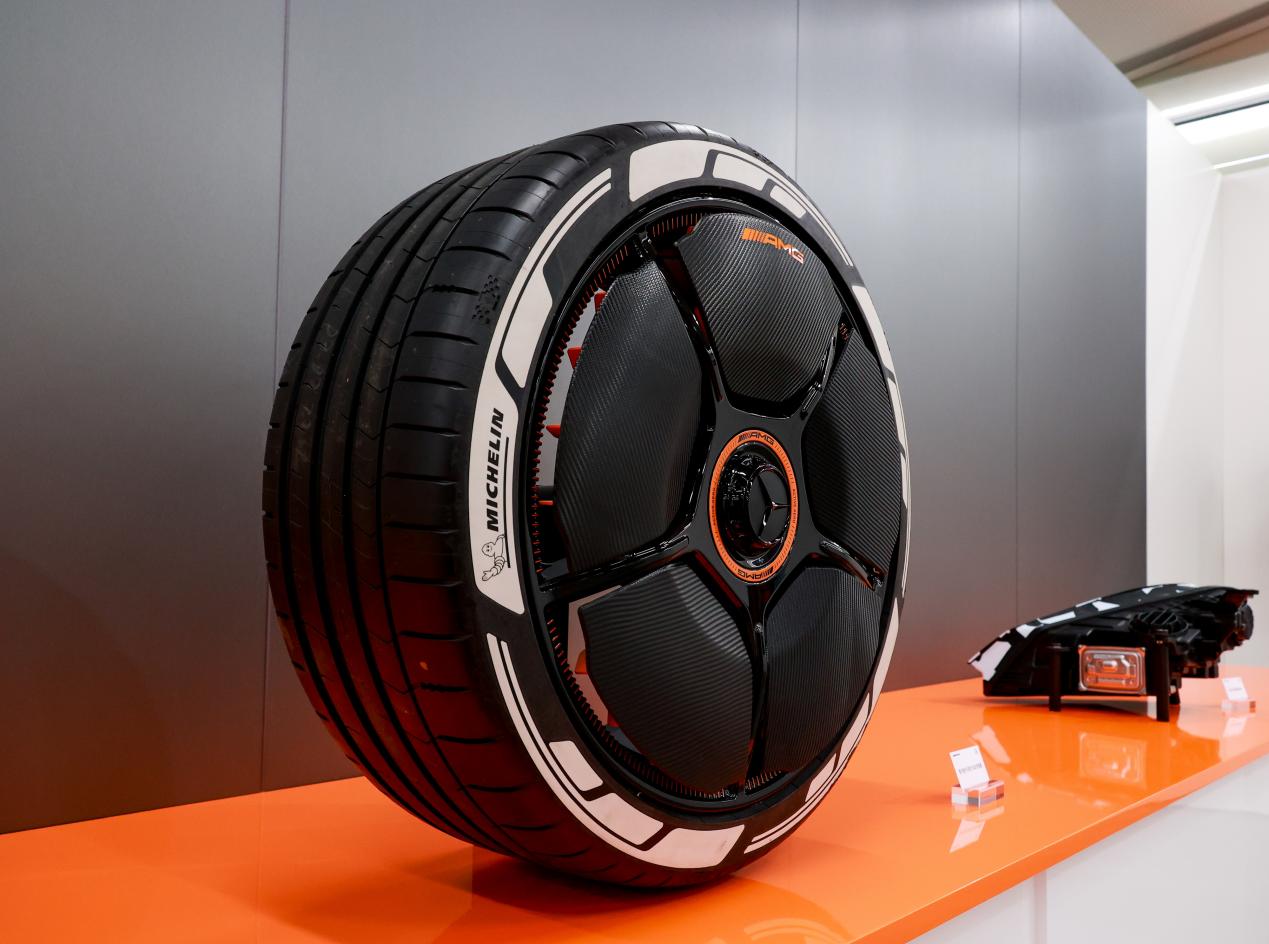 13.AMG GT XX概念车搭载全球首创的可变叶片空气动力学轮毂，可变叶片根据不同驾驶模式、驾驶状态开闭，高速巡航降低风阻，激烈驾驶有效散热并提升尾部下压力