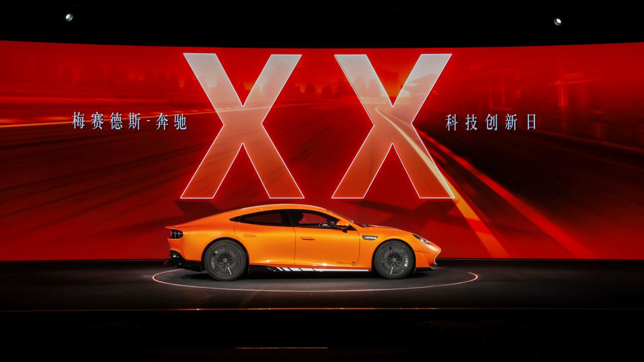 02.AMG GT XX概念车是首款搭载源自F1&reg;驱动科技、首款应用轴向磁通电机与电芯直接冷却技术的纯电车型。凭借前瞻高性能科技，梅赛德斯-AMG将重新定义高性能未来