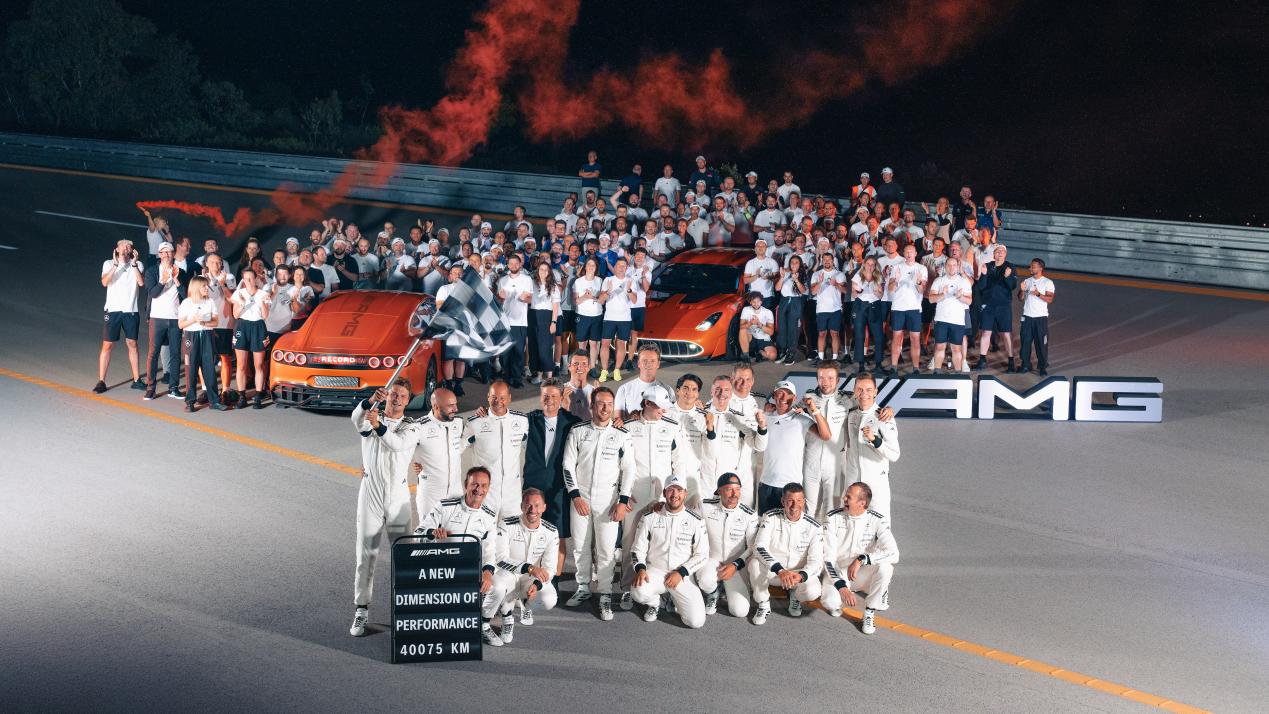 10.在意大利纳多（Nardò）测试赛道，AMG GT XX概念车以平均300公里每小时的速度，连续行驶7天13小时24分钟07秒，总里程达到40075公里（约等于赤道周长）