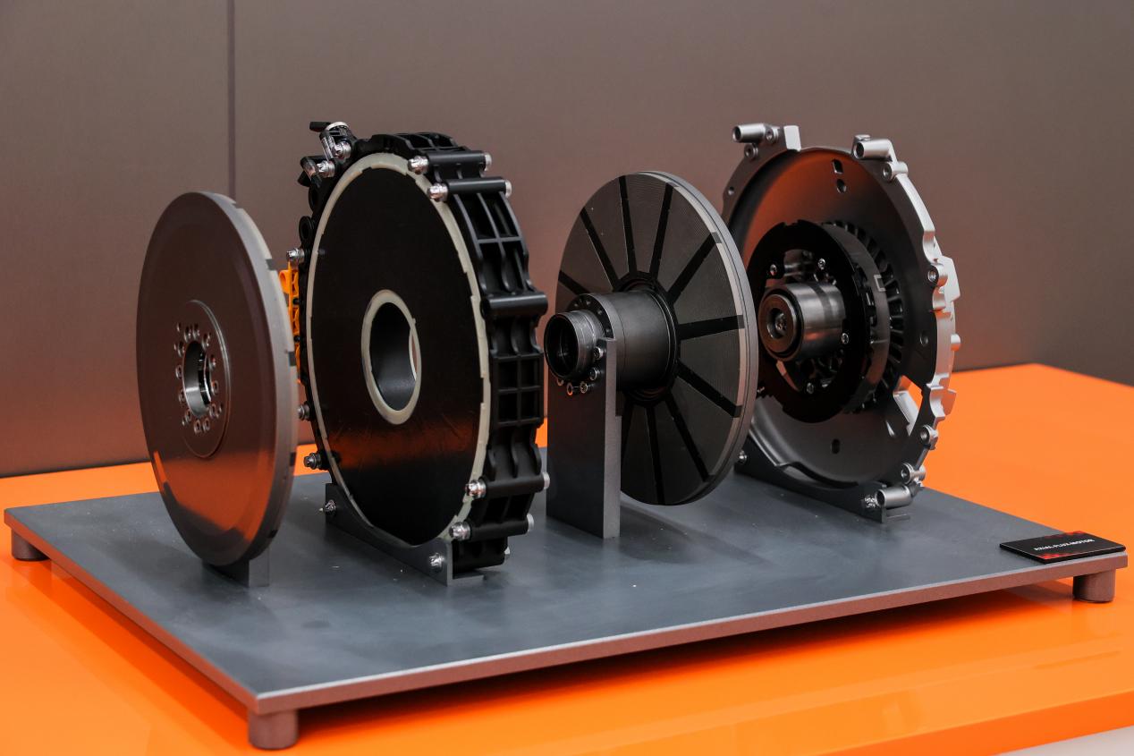 06.轴向磁通电机在梅赛德斯-奔驰自有工厂内生产，约100道工序中有35道为全球首创，涵盖结合创新连接工艺与AI技术的激光制造方案，并已获得30余项专利