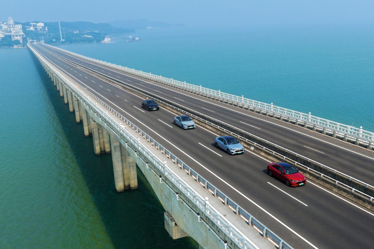 03.面向电动出行，梅赛德斯-奔驰提出&ldquo;能效就是硬通货&rdquo;，并于2022年推出VISION EQXX能效概念车。全新奔驰纯电CLA承袭其能效科技，以10.9千瓦时每百公里电耗，成就能效标杆