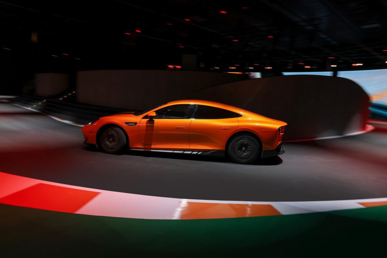 12.轴向磁通电机和高性能电池将于2026年伴随AMG.EA纯电架构平台首款量产车型&mdash;&mdash;梅赛德斯-AMG全新高性能四门跑车进行量产