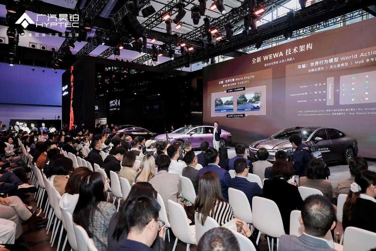 华系双智旗舰轿车 广汽昊铂A800内饰首发 为高速L3商用冲刺