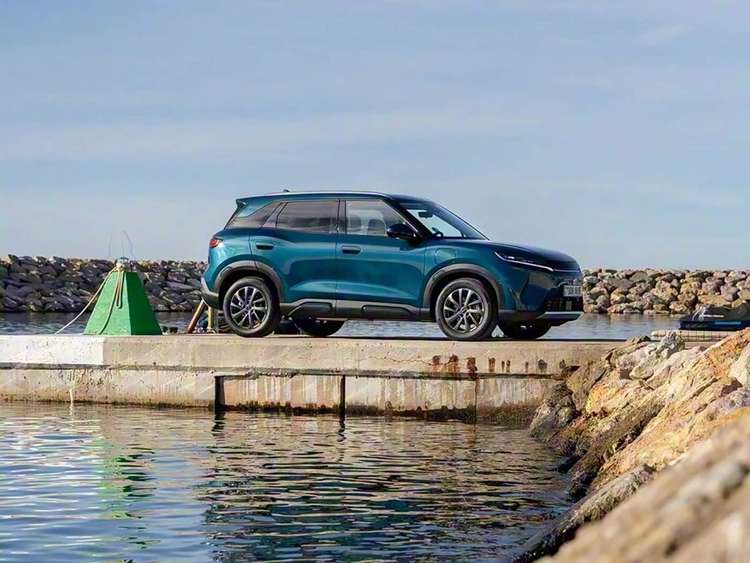 本地老表不配吗？比亚迪4.3米SUV，海外要上DM-i，国内只有纯电