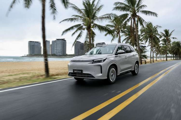 第三代蓝电E5 PLUS上市，230km纯电续航、电混全时四驱11.98万起，入门即顶配