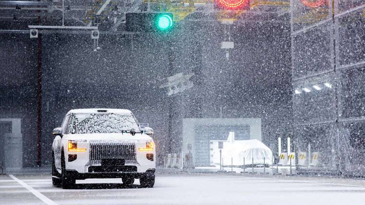 吉利安全中心实拍 模拟闪电、浓雾暴雪的实验室,如何守护出行?