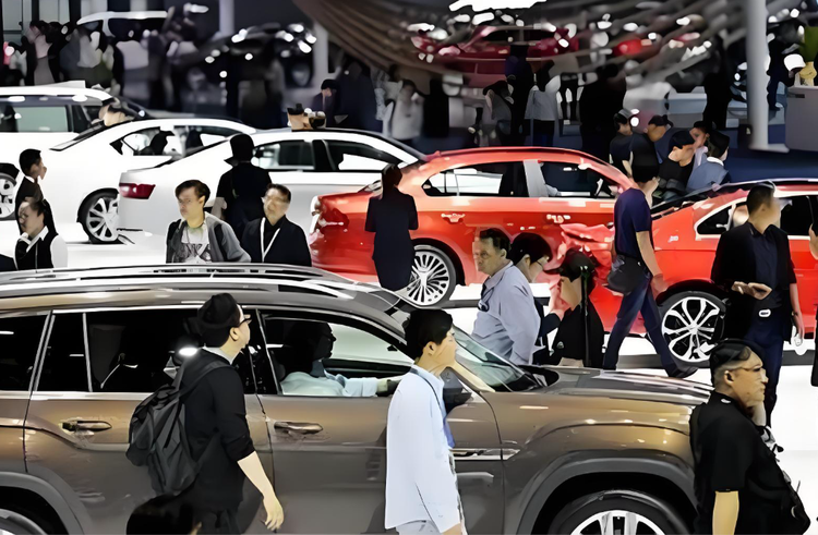 在推动清理汽车等消费不合理限制措施的同时：建议取消摩托车禁限