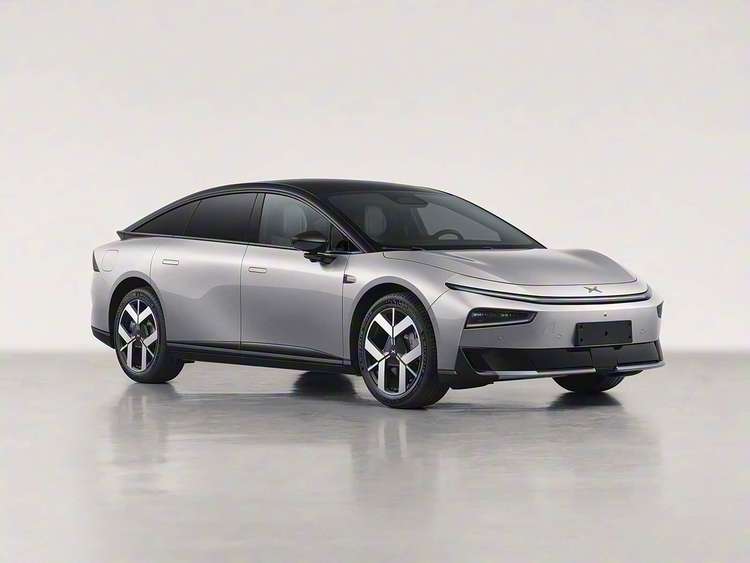 小鹏P7+增程版实车曝光，全新样式尾灯，纯电325km