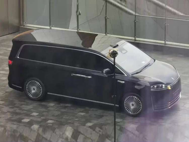 无限接近量产！鸿蒙智行首款MPV再曝实车图，真要卖50万？