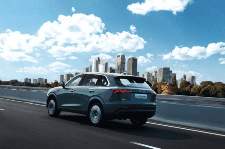 当周末遇上智能座驾：红旗 HS6 PHEV 多城交付点燃家庭出行新热潮