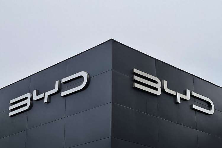 传说是真的？小米给比亚迪发奖了，还是两个，头部车企坐台下了