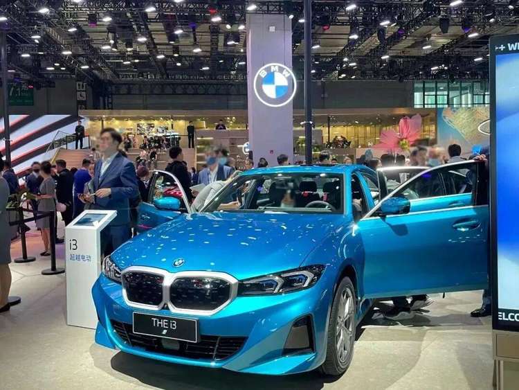 销量承压、宝马最高降价30万,AI与本土合作成新出路?