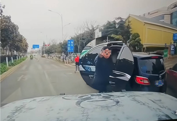 云南女子停车挡路事件：挡路女子或面对行政处罚，撞车司机或面对刑事处罚