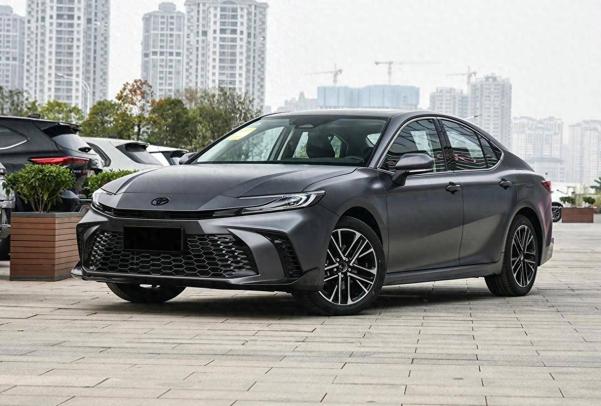 丰田凯美瑞光辉版实车，磨砂车漆，黑色车标，带小尾翼，2.0L动力