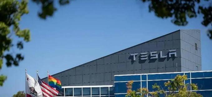 特斯拉营收首降、净利腰斩，马斯克弃车保帅豪赌机器人