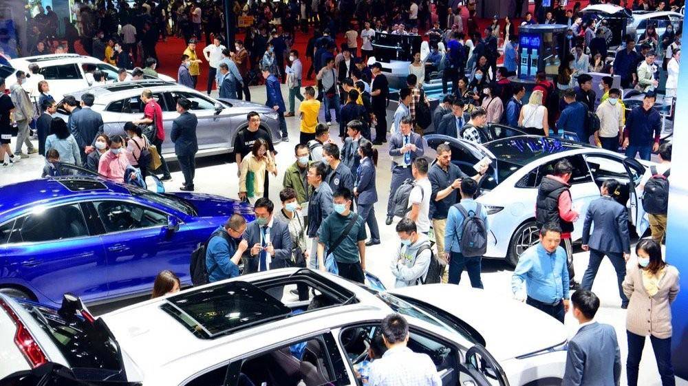 新势力1月销量格局再变：鸿蒙智行夺冠，理想、小鹏“双比同降”