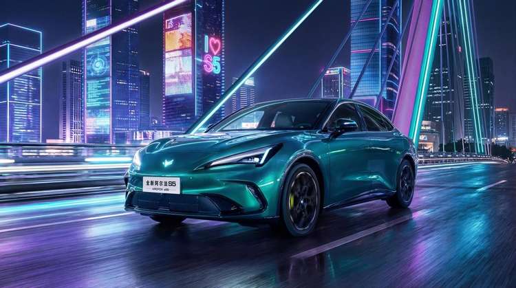 年轻人的第一台轿跑可以更新了，极狐全新阿尔法S5预售补贴价11.28万起