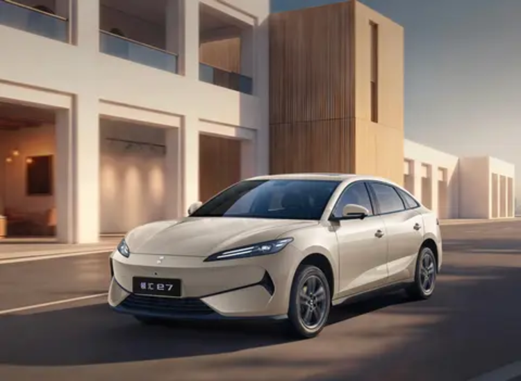 第二代刀片电池+闪充技术下放到10万级市场？领汇e7到底啥来头？