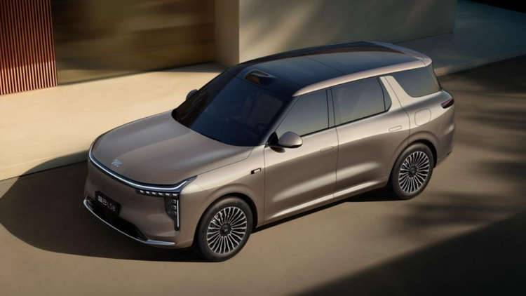 全球首搭千问大模型！智己LS8超级智能体，一句话就能使唤底盘？