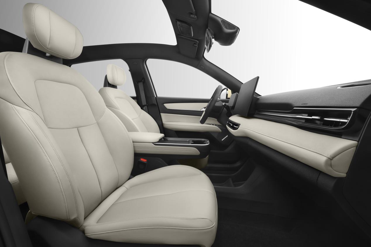 悦意03奶咖白色内饰前排座椅+