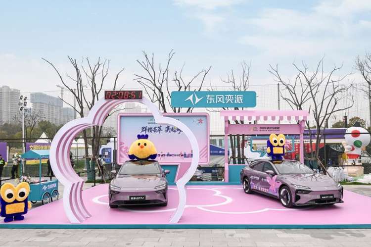 东风奕派作为官方唯一指定用车，护航2026武汉马拉松圆满举行